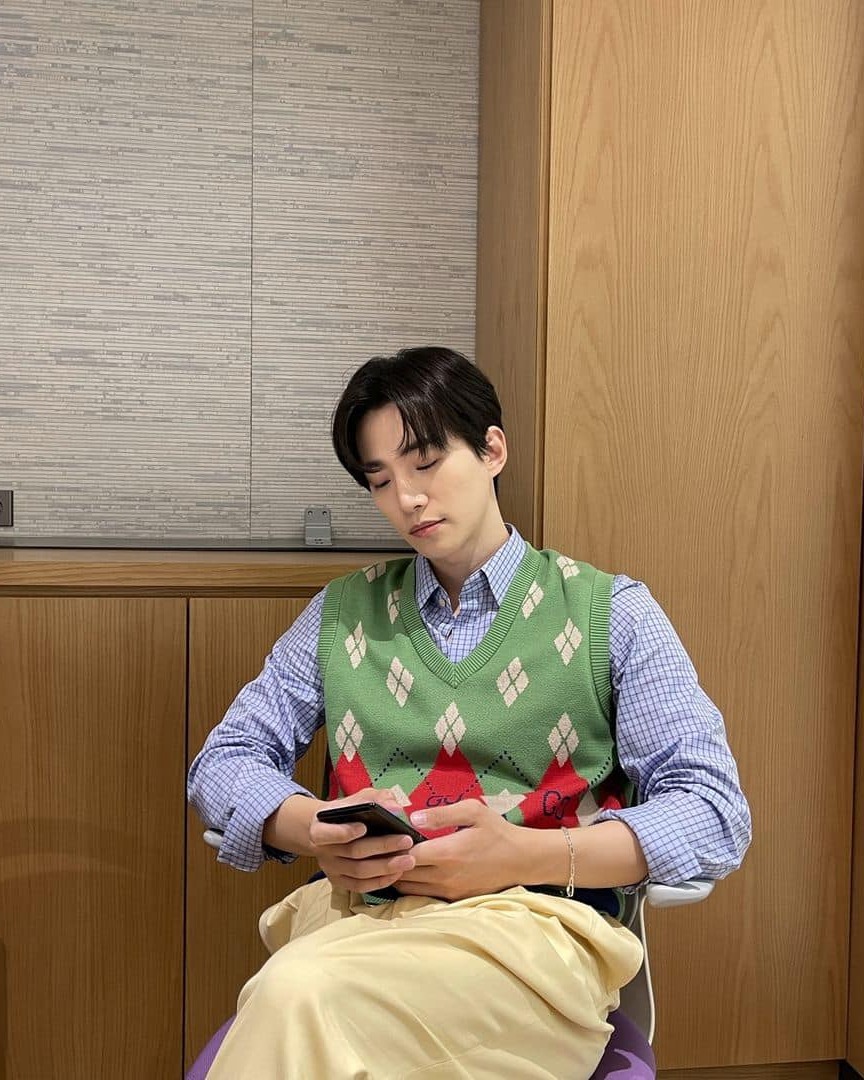 옷장 속에 아가일 니트는 구비해♦️🧶 이미지4