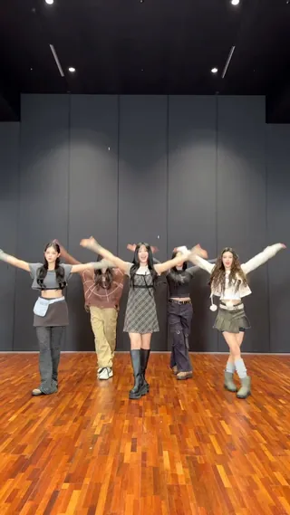 롤드컵 이후 다시 듣는 GODS🏆⚡️뉴진스 퍼포먼스 버전🐰 이미지
