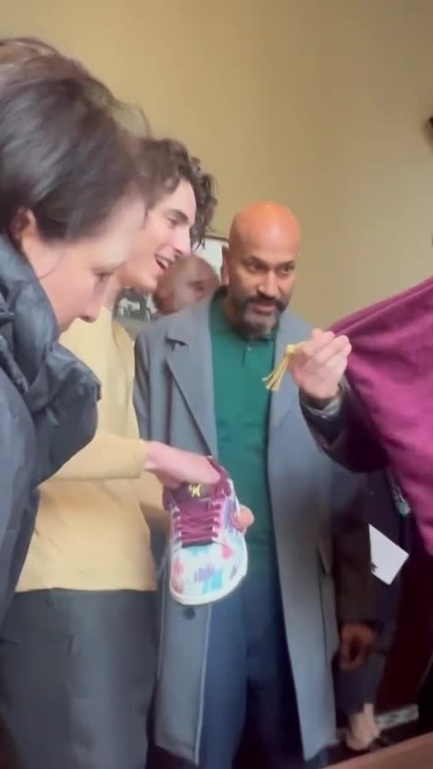 찰리와 초콜릿 공장 황금티켓 실사판🏆👑전세계 5명만 가질 수 있다는 웡카 덩크..ㄷㄷ👟 이미지