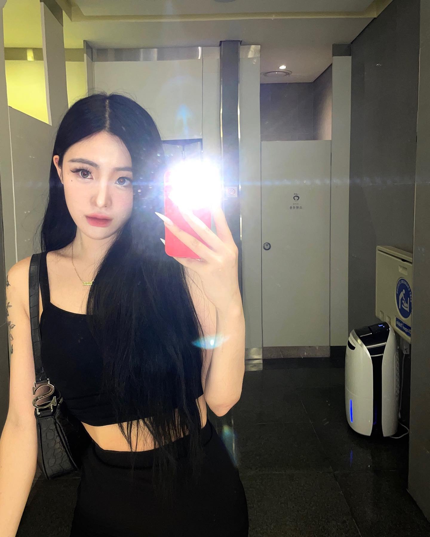 요즘 핫한 국내 여성 래퍼들💄🥀흔하지 않은 국힙판 여자래퍼🪭

1 + 2 + 3. 카모 CAMO
502 레이블 소속의 래퍼 카모는 이국적인 사운드가 특징입니다. 그녀의 랩네임은 캐쉬(CAsh)와 머니(MOney)의 앞 글자를 따서 만든 이름이죠. 카모는 2020년 데뷔해 Life is wet이라는 곡으로 빠르게 인지도를 높여 사이먼 도미닉의 샤라웃을 받고 함께 Wifey라는 곡을 발매하기도 했는데요. 작년에는 피식쇼에 출연하기도 하며 현시점 가장 핫한 여성 래퍼 중 한 명으로 평가받고 있습니다.

4 + 5 + 6. 치오 치카노 CHIO CHICANO
치오 치카노는 최근 이달의 소녀 김립을 닮은 것으로 큰 이슈를 끌고 있는 래퍼입니다. 전 직업은 헬스 트레이너였던 그녀는 저지 드릴 장르에 빠른 랩을 뱉는 것이 특징이죠. 누가 봐도 교포가 아닐까 의심스럽지만, 완전히 토종 한국인으로 자신을 “완전 된장찌개 먹고 자란 딸내미”라고 표현해 웃음을 자아내기도 했습니다.

7 + 8 + 9. 로지 바비 Rosy Barbie
로지 바비는 최근 여러 유명 래퍼와 함께 작업을 해 주목받고 있는 핫루키입니다. 영앤리치가 주최하는 래퍼 서바이벌 오디션 프로그램인 드랍 더 비트에 처음 참가해 이름을 알렸고, 딩고 프리스타일의 라이징 벌스 등 여러 프로그램에도 등장해 이목을 끌었죠. 지금은 중퇴했지만, 건국대학교 경영학과에 다녔다는 반전 매력을 보이기도 했습니다. 이미지8