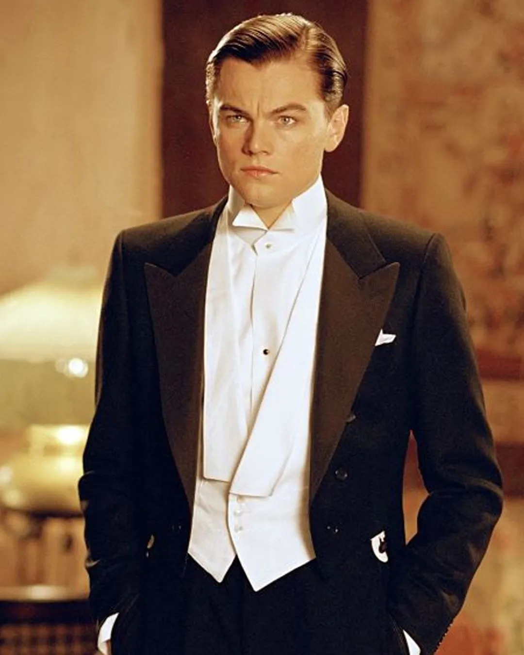 역사상 최강의 꽃미남, 레오나르도 디카프리오의 리즈시절💫🥀

4살 무렵부터 CF에 출연하며 연기를 시작해 ‘타이타닉’, ‘인셉션’, ‘레버넌트’ 등 수많은 할리우드 대표작을 가진 슈퍼스타 레오나르도 디카프리오. 특히, ‘타이타닉’은 개봉한지 25년이 넘은 지금까지도 박스오피스 순위 4위에 들 정도로 세기의 걸작이라는 평을 들으며 디카프리오를 세계 최고의 인기스타 자리에 오르게 했죠. 물론 그 이후로도 꾸준히 뛰어난 연기력을 보이며 2016년 ‘레버넌트’로 아카데미 남우주연상을 수상하고, 지금은 명실상부한 할리우드 티켓 파워 1위의 배우 면모를 보여주고 있습니다🎬

최근에는 입금 전과 후가 다른 모습으로 종종 웃음거리가 되는 레오나르도 디카프리오. 하지만 누구라도 디카프리오의 리즈 시절 외모를 보면 절대 비웃지 못할 텐데요. 톰 크루즈, 브래드 피트와 함께 90년대 할리우드 3대 미남으로 불렸던 디카프리오의 리즈 시절 모습을 확인해 보세요!

1 + 2. 로미오와 줄리엣(1996), 20th Century Fox

3. 토탈 이클립스(1995), New Line Cinema

4. 타이타닉(1997), 20th Century Fox

5. 캐치 미 이프 유 캔(2002), Dreamworks Pictures

6 + 7. 에비에이터(2004), Warner Bros.

8. 디파티드(2006), Warner Bros. 이미지6