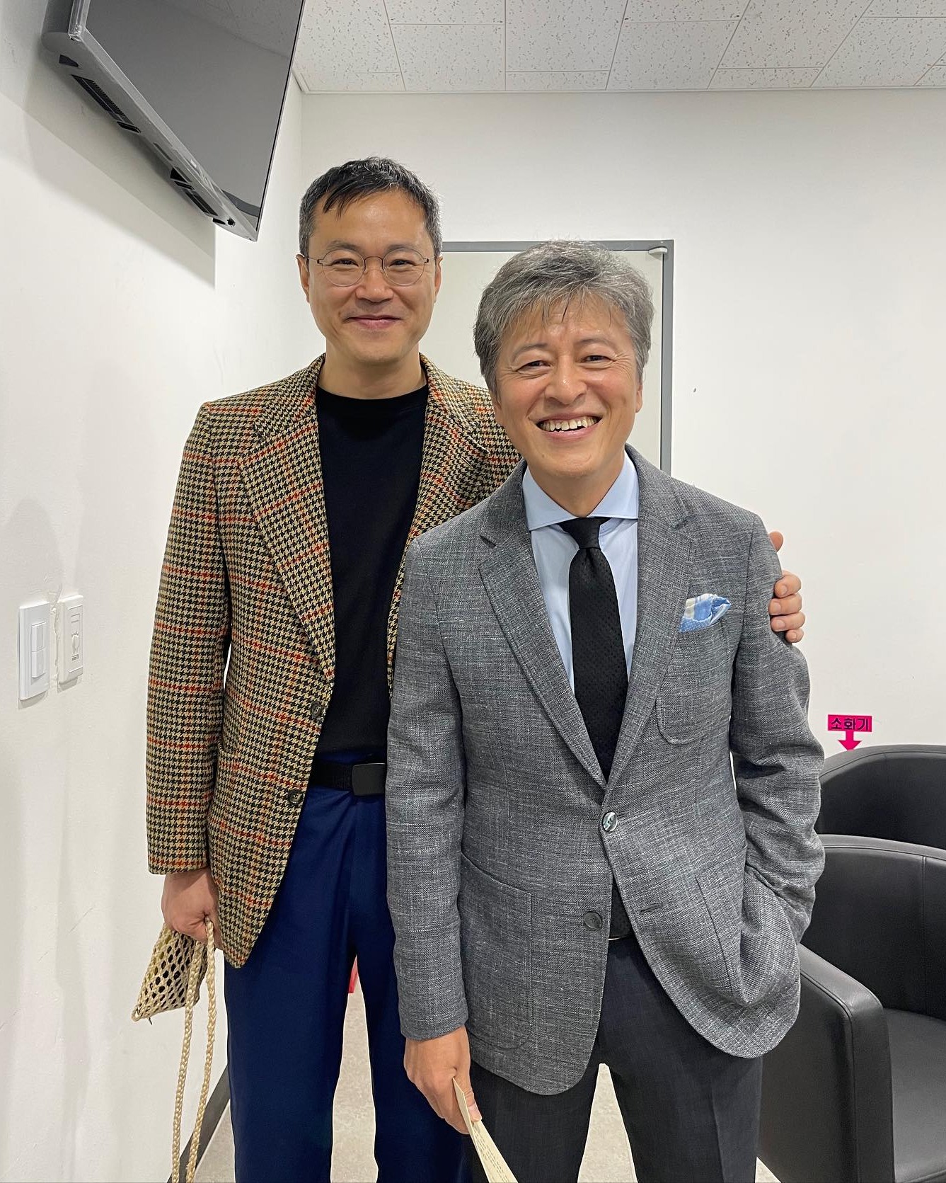 배우이자 화가, 음악가👨‍🎨🖼️진정한 종합예술인 백현진🎬

모범택시의 회장님, 무빙의 진천 등 개성 있는 연기로 호평을 받는 백현진 배우. 사실 그는 연기 이외에도 여러 분야에서 활동하는 종합예술인입니다. 화가와 설치미술가로서 여러 차례 개인전을 열기도 하고, 밴드나 솔로로 여러 앨범을 발매하기도 했죠. 실제로 과거 자우림의 ‘나는 가수다’ 무대에 초대 가수로 참여한 적도 있고, 네이버 온스테이지에서 그의 라이브 공연 영상을 볼 수도 있어요. 미적인 감각이 뛰어난 만큼 일상 패션 감각도 굉장히 주목받고 있는 백현진. 예술가들의 예술가로 불리는 그의 패션을 확인해보세요📸 이미지3