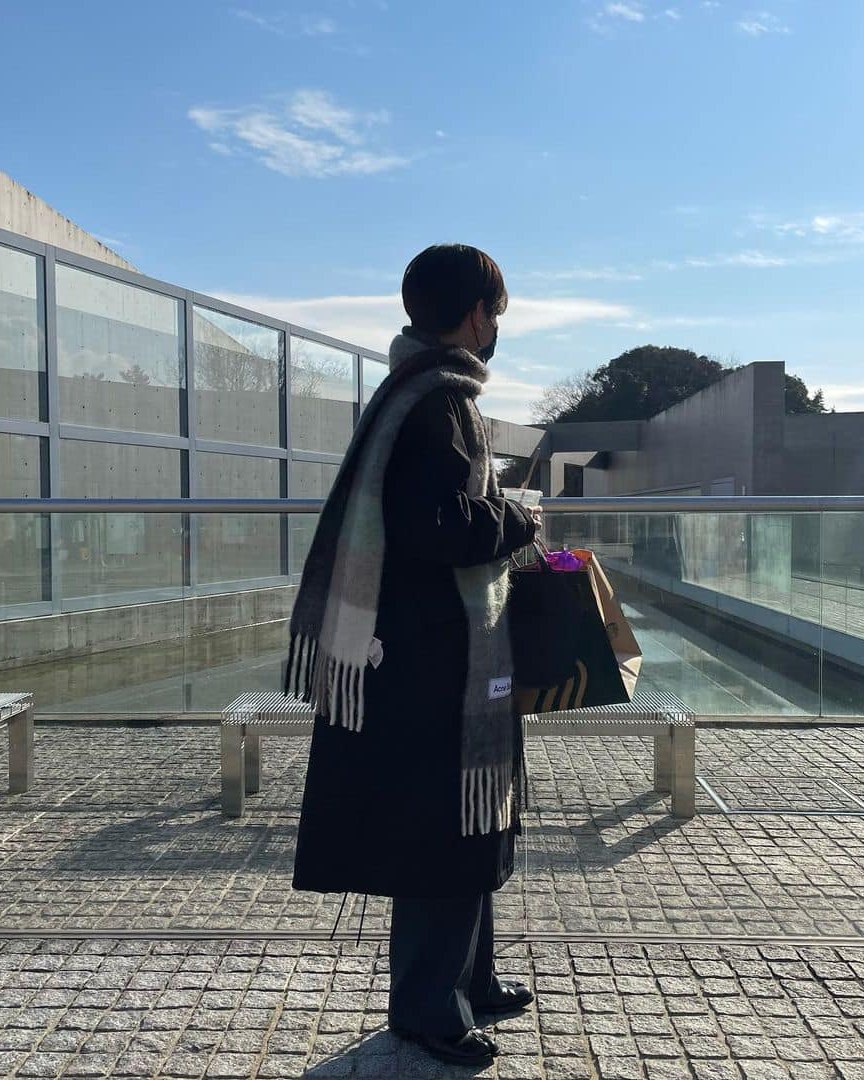 아크네 머플러는 체크가 국룰 | 패션앤스타일 (Fashion & Style)