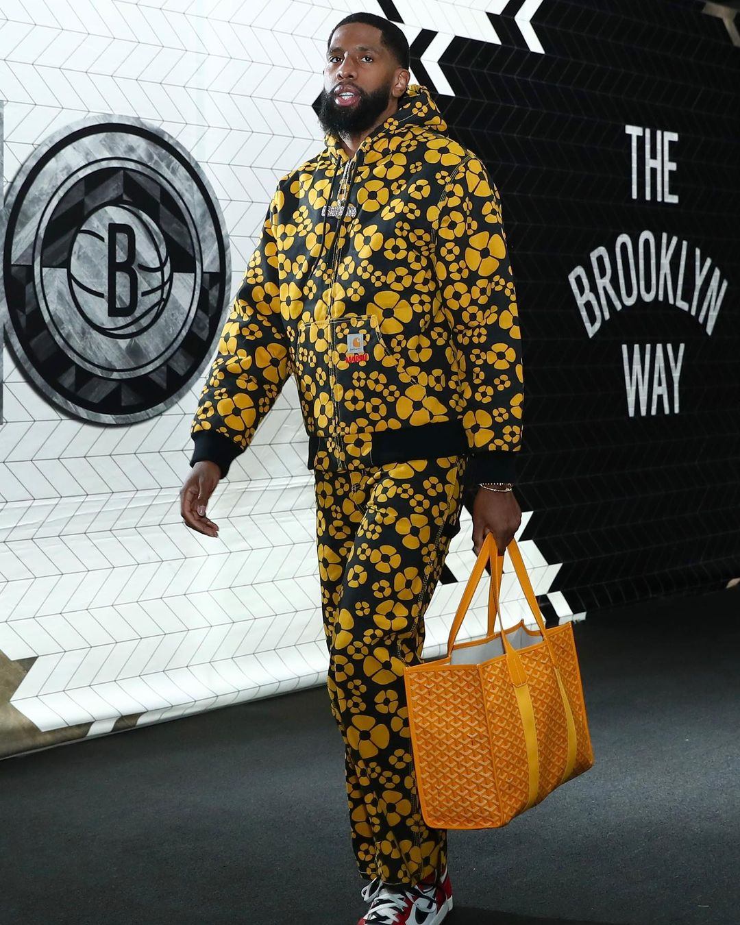 작년에 이어 올해도 핫한 브랜드👍🏻🐻칼하트 WIP은 작년에 어떤 브랜드와 협업했을까?🤔

워크웨어 트렌드를 선도하는 브랜드를 꼽자면 단연 칼하트죠. 작년 한 해 동안 엄청난 상승곡선을 그린 칼하트는 그 인기를 실감하듯 정말 많은 브랜드와 협업 컬렉션을 출시했었는데요. 유명 셀럽들이 입은 협업 아이템들을 슬라이드로 확인해보세요📸

1 + 2. IAB Studio x Carhartt WIP
본인의 브랜드인 아이앱 스튜디오와 협업한 스웻셔츠를 입고 있는 빈지노와 디트로이트 자켓을 입고 있는 스테파니 미초바입니다. 산다라박은 해당 협업 컬렉션 중 초어 코트를 입기도 했죠.

3. Sacai x Carhartt WIP
지드래곤은 사카이와 칼하트 WIP 협업 캔버스 MA-1 디트로이트 재킷을 입은 모습이 포착됐습니다. 해당 제품은 여성 제품인데도 멋지게 소화한 모습을 볼 수 있죠.

4 + 5. Marni x Carhartt WIP
NBA 농구선수들이 마르니와 칼하트 WIP의 협업 제품을 입은 모습도 화제가 되었습니다. 미네소타 팀버울브스 소속의 센터인 칼앤서니 타운스는 협업 블록 코트를, 브루클린 네츠 소속의 로이스 오닐은 마르니의 시그니처 플라워 프린팅을 더한 워크웨어 수트를 입었죠.

6. INVINCIBLE x Carhartt WIP
대만의 편집숍 브랜드 인빈시블의 15주년을 기념한 칼하트 WIP 협업 재킷을 입은 전 빔즈 디렉터 나카다 신스케입니다. 나카다 신스케는 해당 제품을 직접 디자인하기도 했죠.

7. Awake NY x Carhartt WIP
슈프림의 디렉터 출신인 안젤로 바크의 브랜드 어웨이크 NY과 칼하트 WIP의 협업 컬렉션은 미국의 레전드 래퍼인 라킴이 입어 화제가 되기도 했습니다.

8. New Balance x Carhartt WIP
신발 카테고리에서도 협업은 이어졌습니다. 뉴발란스와 협업하여 MADE in USA 라인으로 출시한 뉴발란스 996v6 모델은 출시와 동시에 품절되었죠. 이미지5