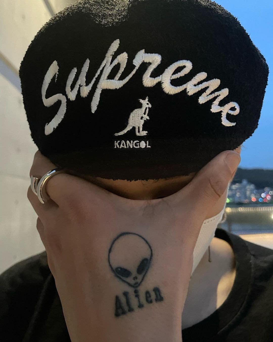 캉골캡 거꾸로 써주는 센스 이미지1