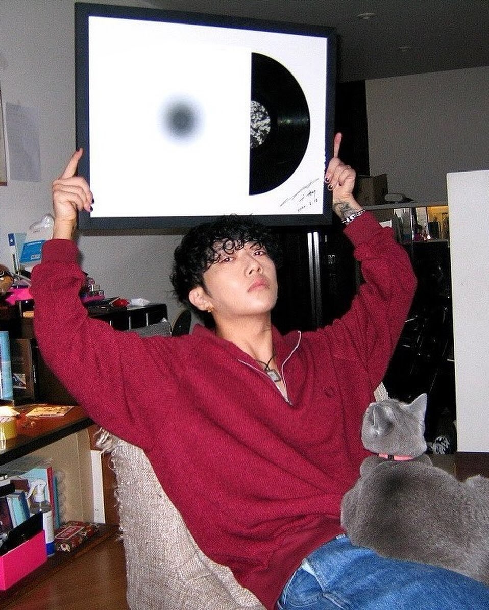 요새 머리 기르는 우원재 코디 근황🥷🏼 이미지
