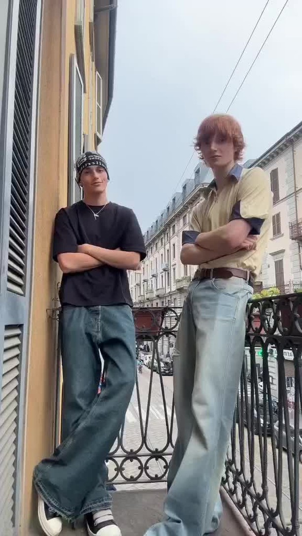 남자들도 여행가서💁‍♂️🙋‍♂️우정샷 하나 정돈 괜찮잖아?🤳📸​ 이미지