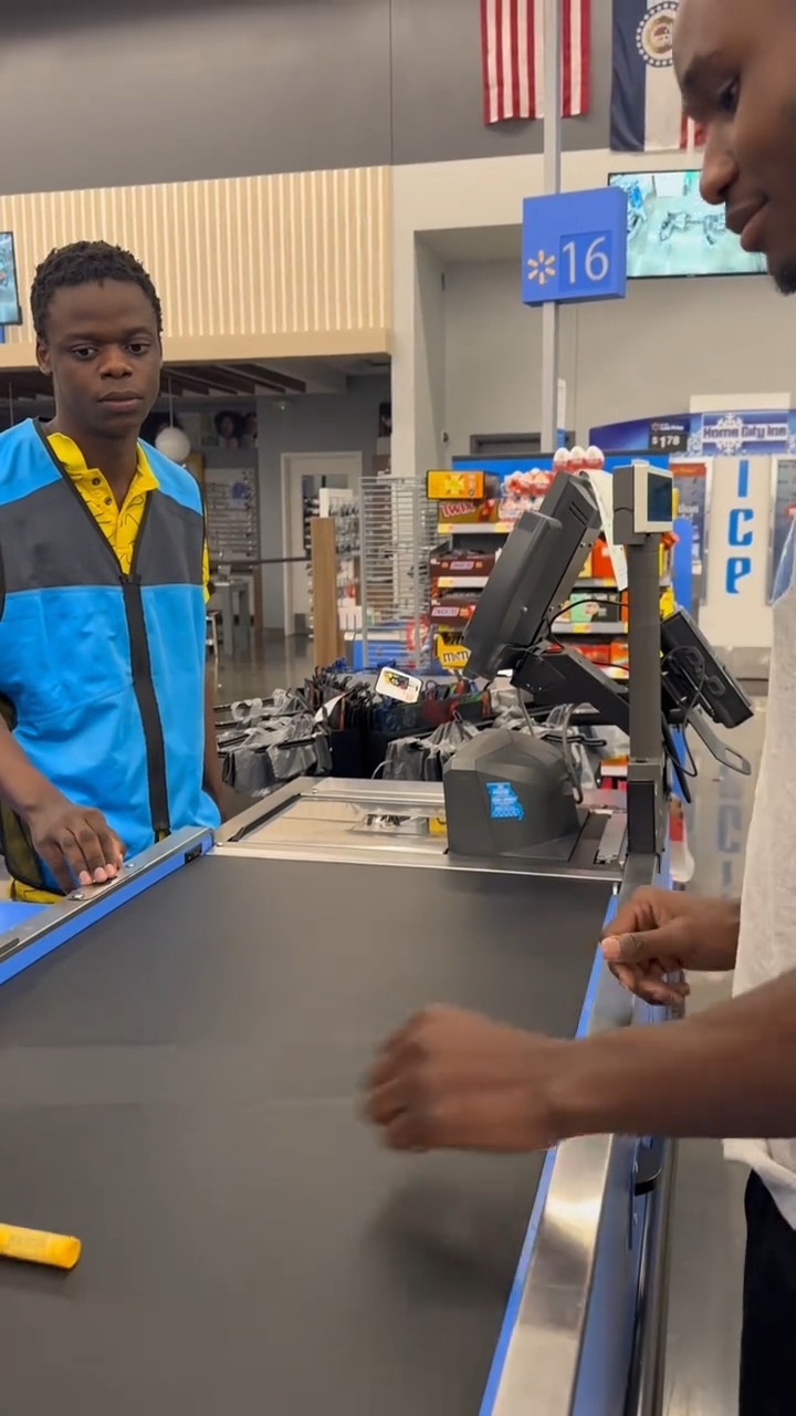 월마트에서 직원에게 장난치면 벌어지는 일🛒🛍️ 이미지