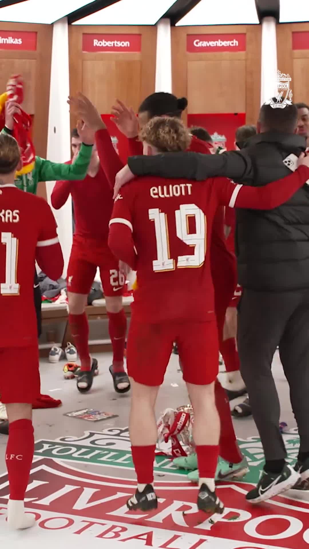 오늘자 카라바오컵 우승한 리버풀의 라커룸 상황🏆🏅⁠ 이미지