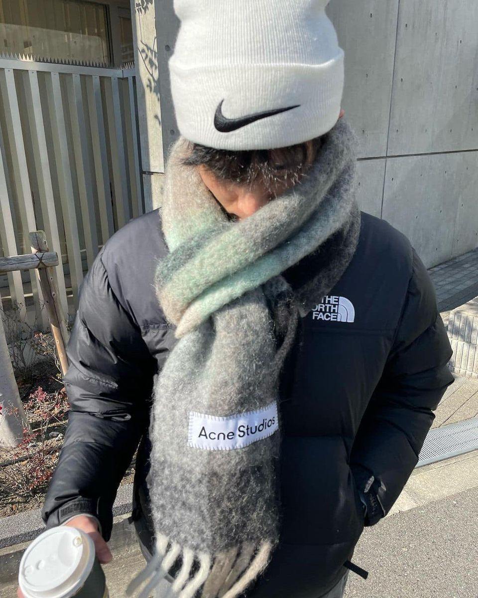 아크네 머플러는 체크가 국룰🧣 이미지