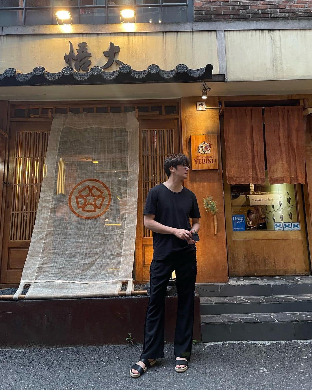 더워도 올블랙 포기못함😎💦 이미지