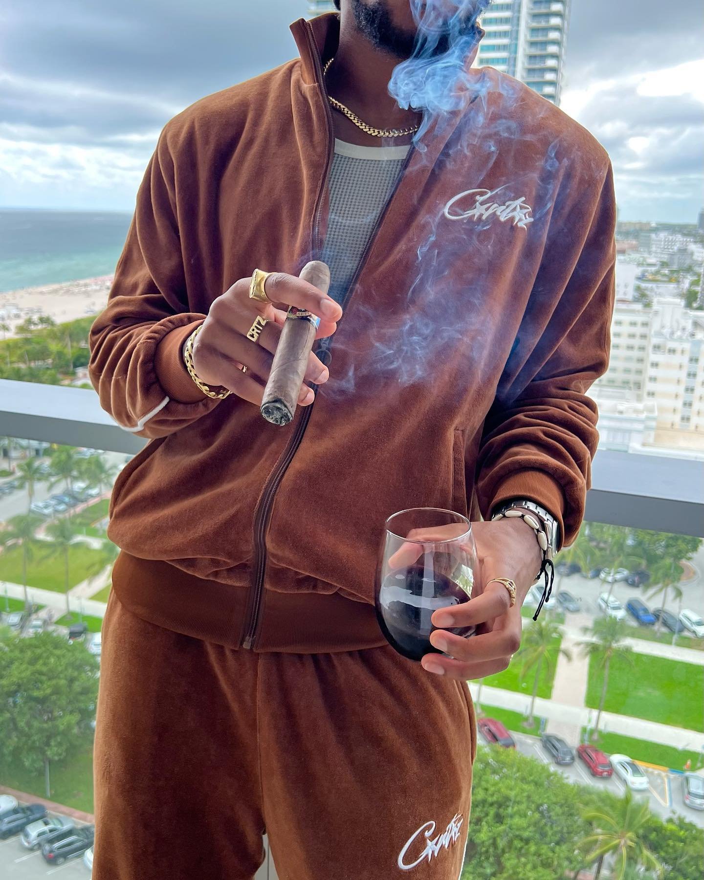날 좋을 때 코르테즈 트레이닝복 셋업😎🔥
주인장 핏으로 확인✔️ 이미지
