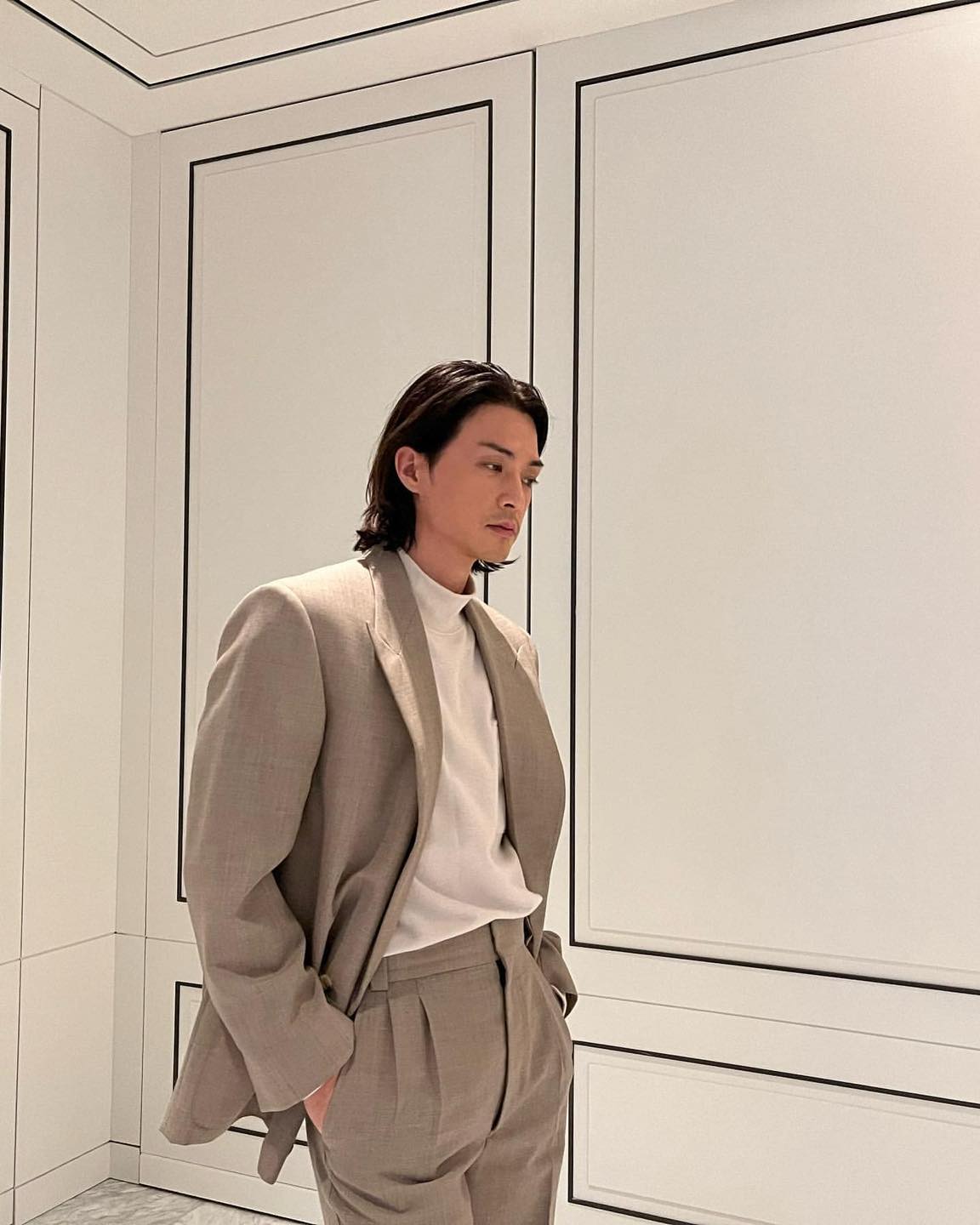 장발에 더해진 섹시한 수트핏👔 이미지10