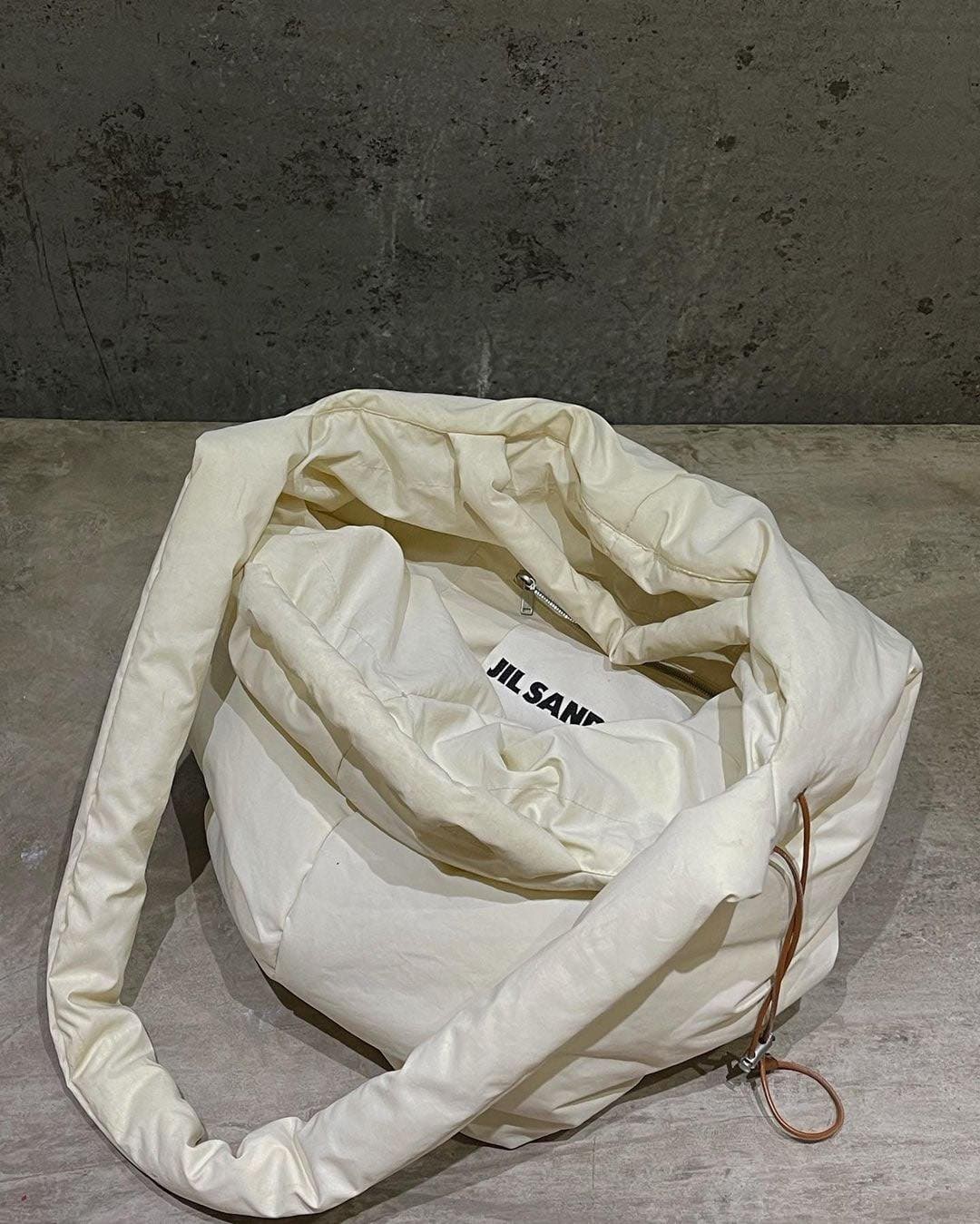 살짝살짝 보여지는 질샌더👀 이미지