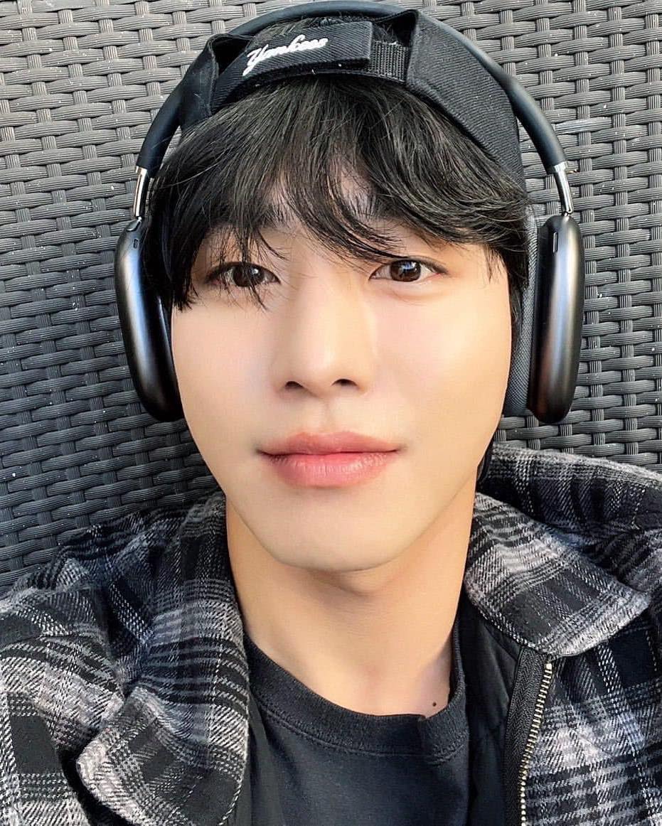 훈훈한 안효섭 봄 코디 참고🔍 이미지6