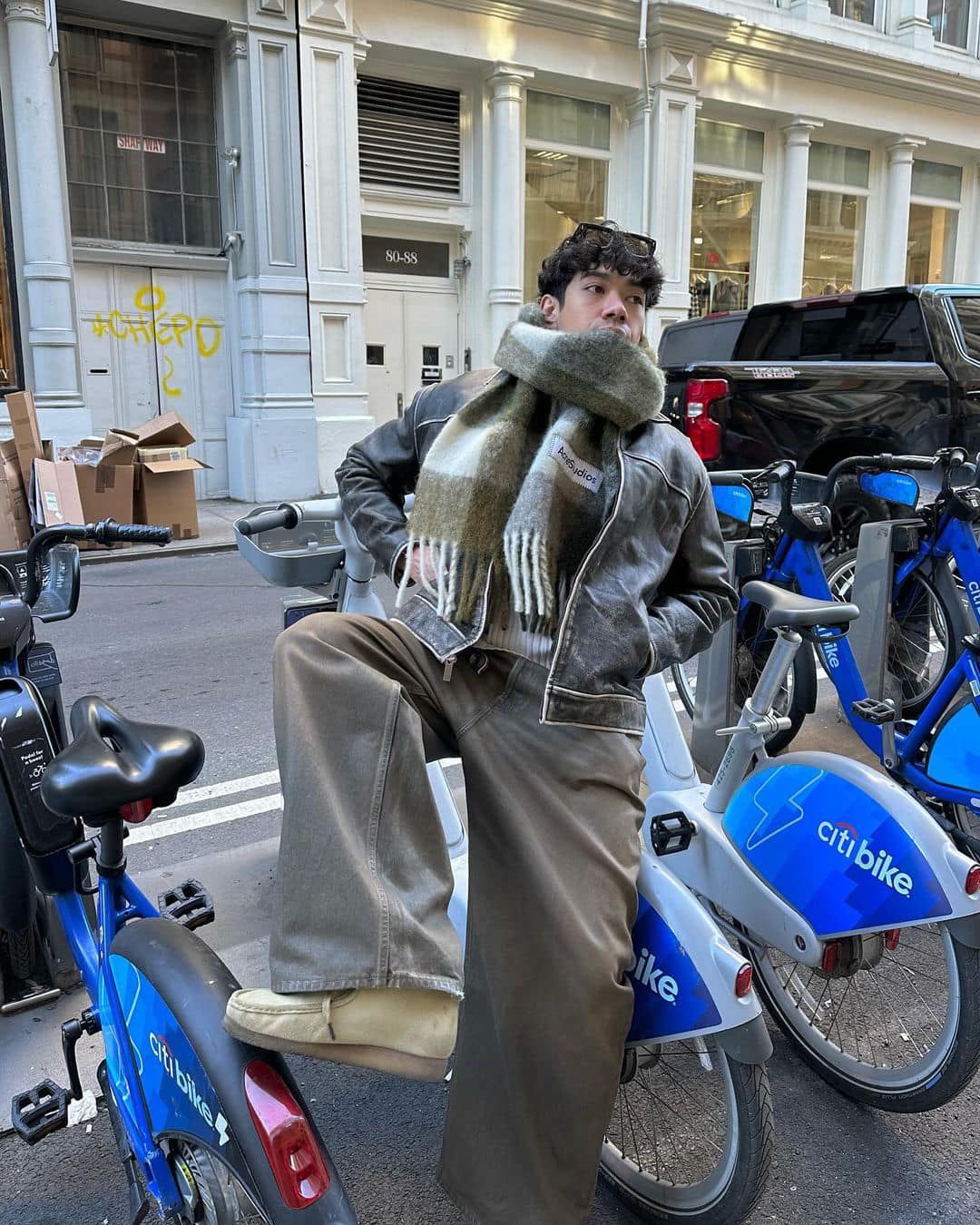 아크네 머플러는 체크가 국룰 | 패션앤스타일 (Fashion & Style)