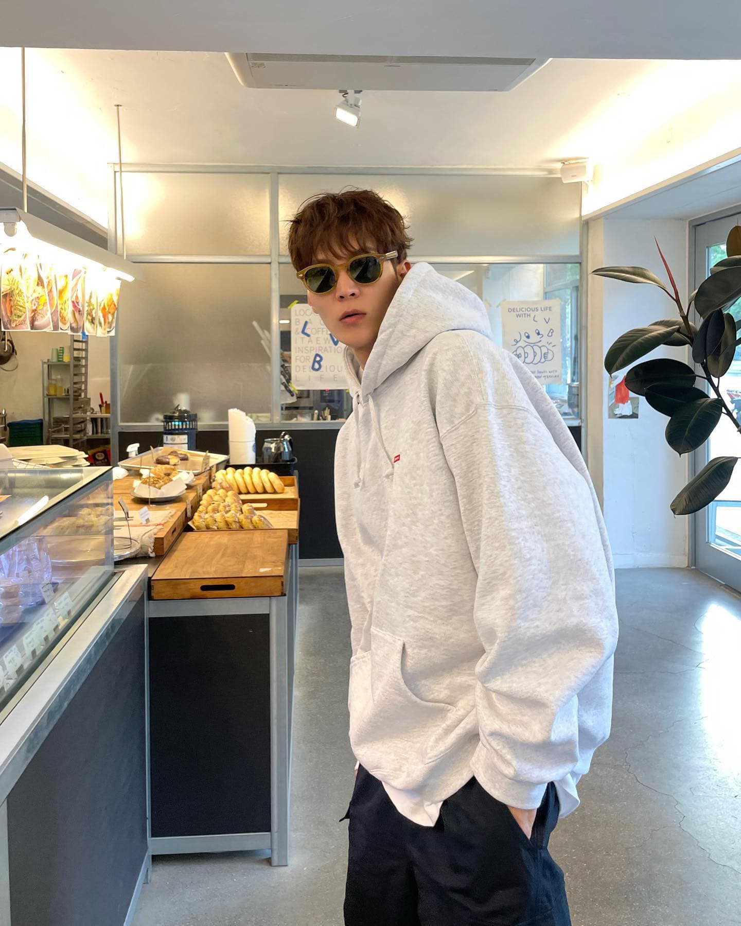 후드에 흰 티는 필수 조합🕸️ 이미지5