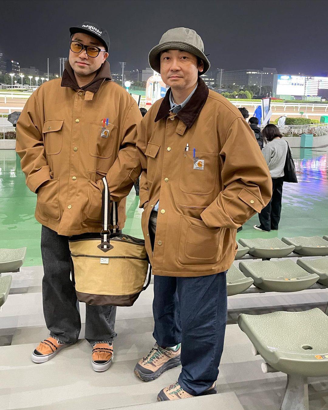 작년에 이어 올해도 핫한 브랜드👍🏻🐻칼하트 WIP은 작년에 어떤 브랜드와 협업했을까?🤔

워크웨어 트렌드를 선도하는 브랜드를 꼽자면 단연 칼하트죠. 작년 한 해 동안 엄청난 상승곡선을 그린 칼하트는 그 인기를 실감하듯 정말 많은 브랜드와 협업 컬렉션을 출시했었는데요. 유명 셀럽들이 입은 협업 아이템들을 슬라이드로 확인해보세요📸

1 + 2. IAB Studio x Carhartt WIP
본인의 브랜드인 아이앱 스튜디오와 협업한 스웻셔츠를 입고 있는 빈지노와 디트로이트 자켓을 입고 있는 스테파니 미초바입니다. 산다라박은 해당 협업 컬렉션 중 초어 코트를 입기도 했죠.

3. Sacai x Carhartt WIP
지드래곤은 사카이와 칼하트 WIP 협업 캔버스 MA-1 디트로이트 재킷을 입은 모습이 포착됐습니다. 해당 제품은 여성 제품인데도 멋지게 소화한 모습을 볼 수 있죠.

4 + 5. Marni x Carhartt WIP
NBA 농구선수들이 마르니와 칼하트 WIP의 협업 제품을 입은 모습도 화제가 되었습니다. 미네소타 팀버울브스 소속의 센터인 칼앤서니 타운스는 협업 블록 코트를, 브루클린 네츠 소속의 로이스 오닐은 마르니의 시그니처 플라워 프린팅을 더한 워크웨어 수트를 입었죠.

6. INVINCIBLE x Carhartt WIP
대만의 편집숍 브랜드 인빈시블의 15주년을 기념한 칼하트 WIP 협업 재킷을 입은 전 빔즈 디렉터 나카다 신스케입니다. 나카다 신스케는 해당 제품을 직접 디자인하기도 했죠.

7. Awake NY x Carhartt WIP
슈프림의 디렉터 출신인 안젤로 바크의 브랜드 어웨이크 NY과 칼하트 WIP의 협업 컬렉션은 미국의 레전드 래퍼인 라킴이 입어 화제가 되기도 했습니다.

8. New Balance x Carhartt WIP
신발 카테고리에서도 협업은 이어졌습니다. 뉴발란스와 협업하여 MADE in USA 라인으로 출시한 뉴발란스 996v6 모델은 출시와 동시에 품절되었죠. 이미지6