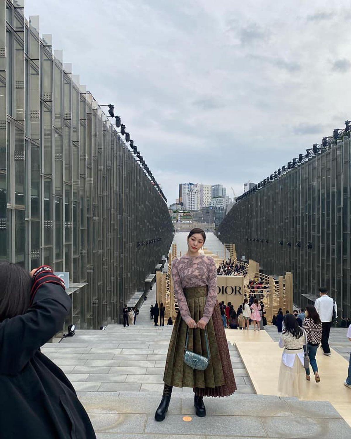 디올 패션쇼 등장한 언니들 패션👯‍♀️ 이미지"