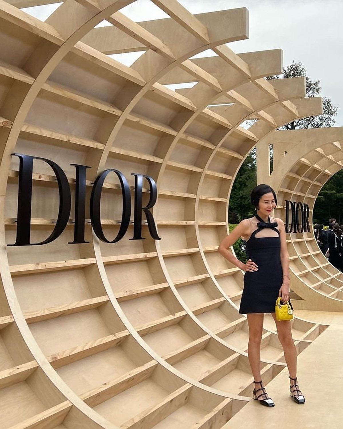 디올 패션쇼 등장한 언니들 패션👯♀️ 이미지5