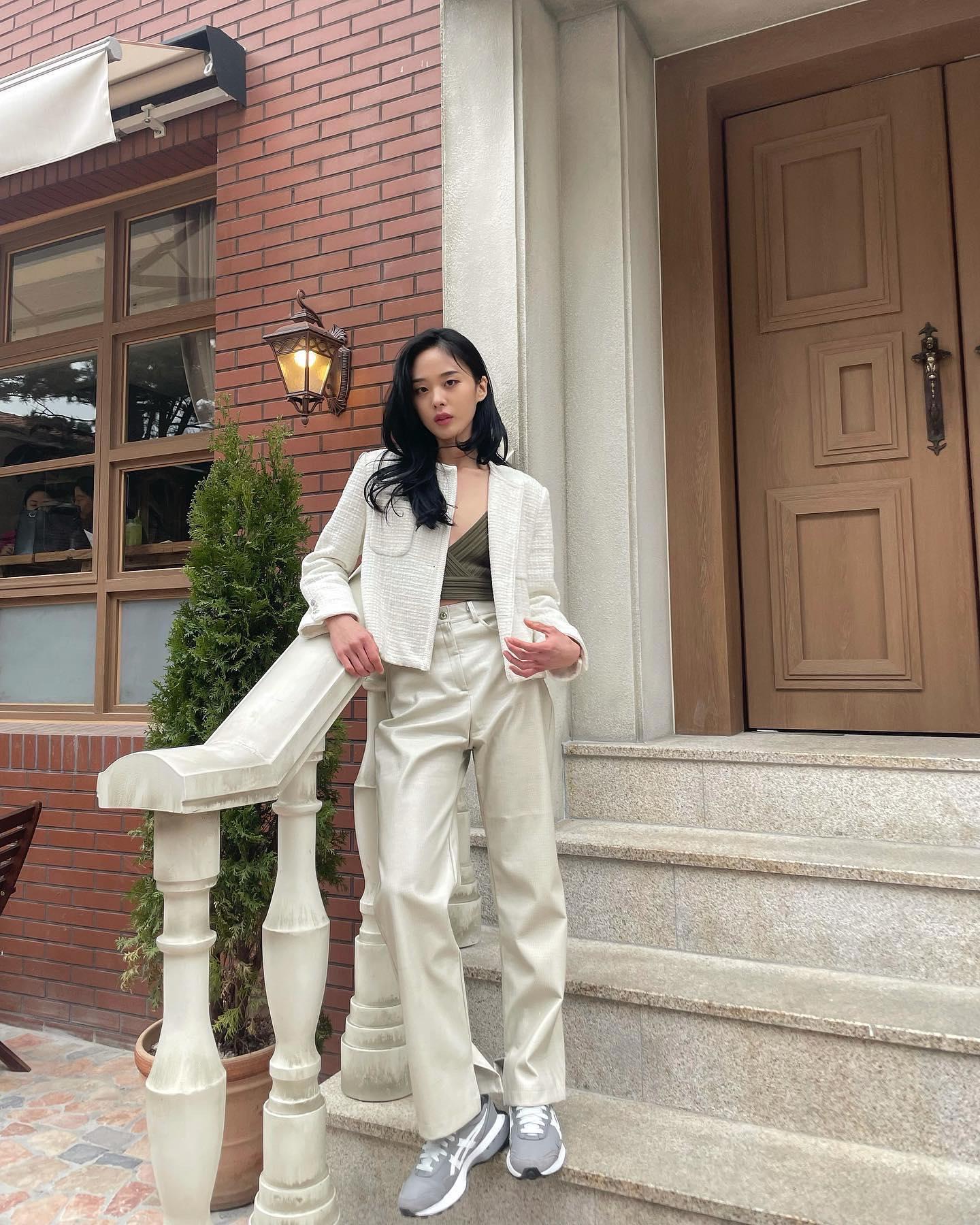 요즘 유행하는🏃🏻♀️👟꾸안꾸 코디템
아식스 조거 X81🌸🤍깔끔한 @봄포인트해 #광고 이미지3