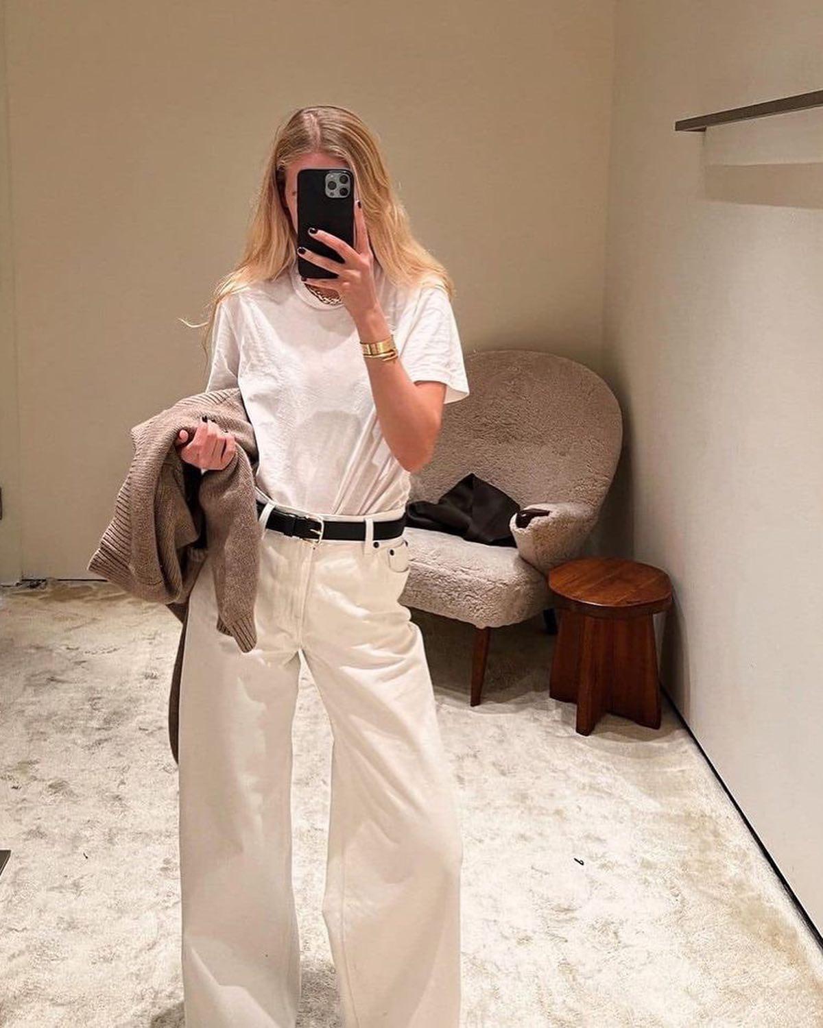 화이트진 입을 땐 비슷한 무드로🫧 이미지3