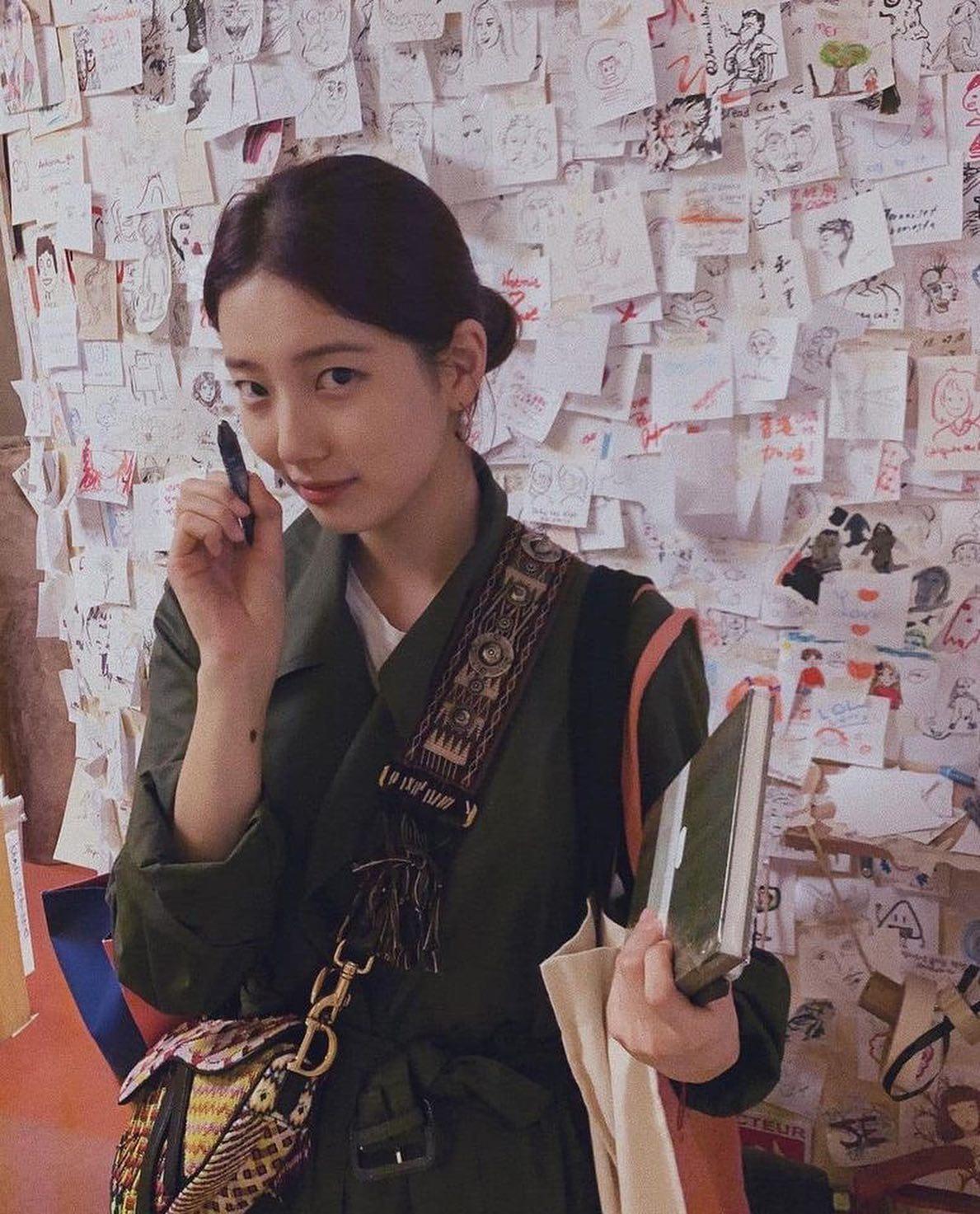 수지의 디올 새들백👜🖤 이미지"