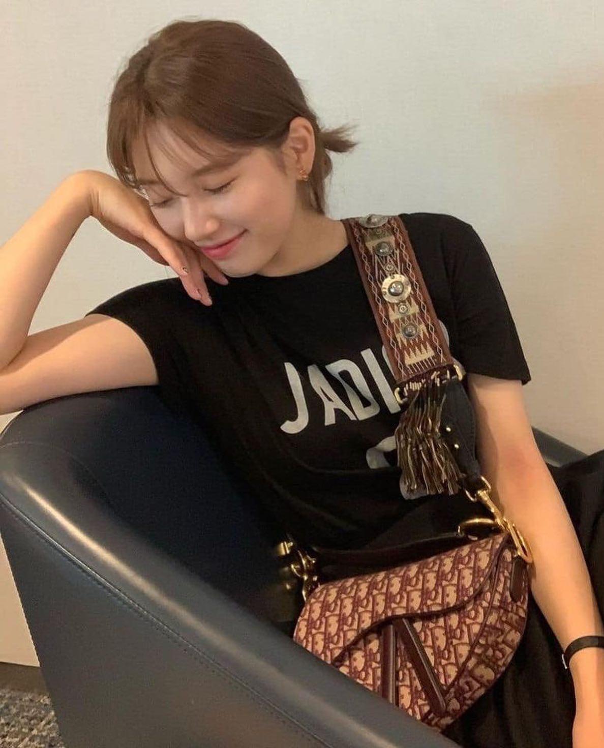 수지의 디올 새들백👜🖤 이미지2
