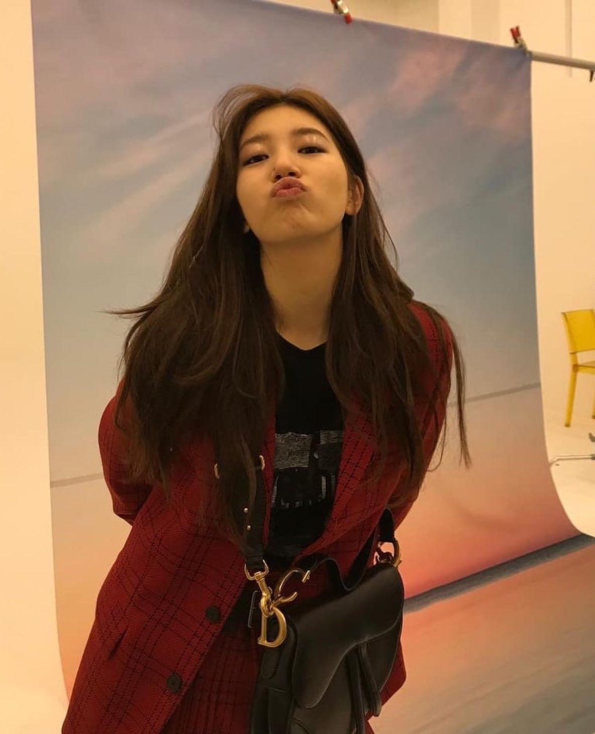 수지의 디올 새들백👜🖤 이미지5
