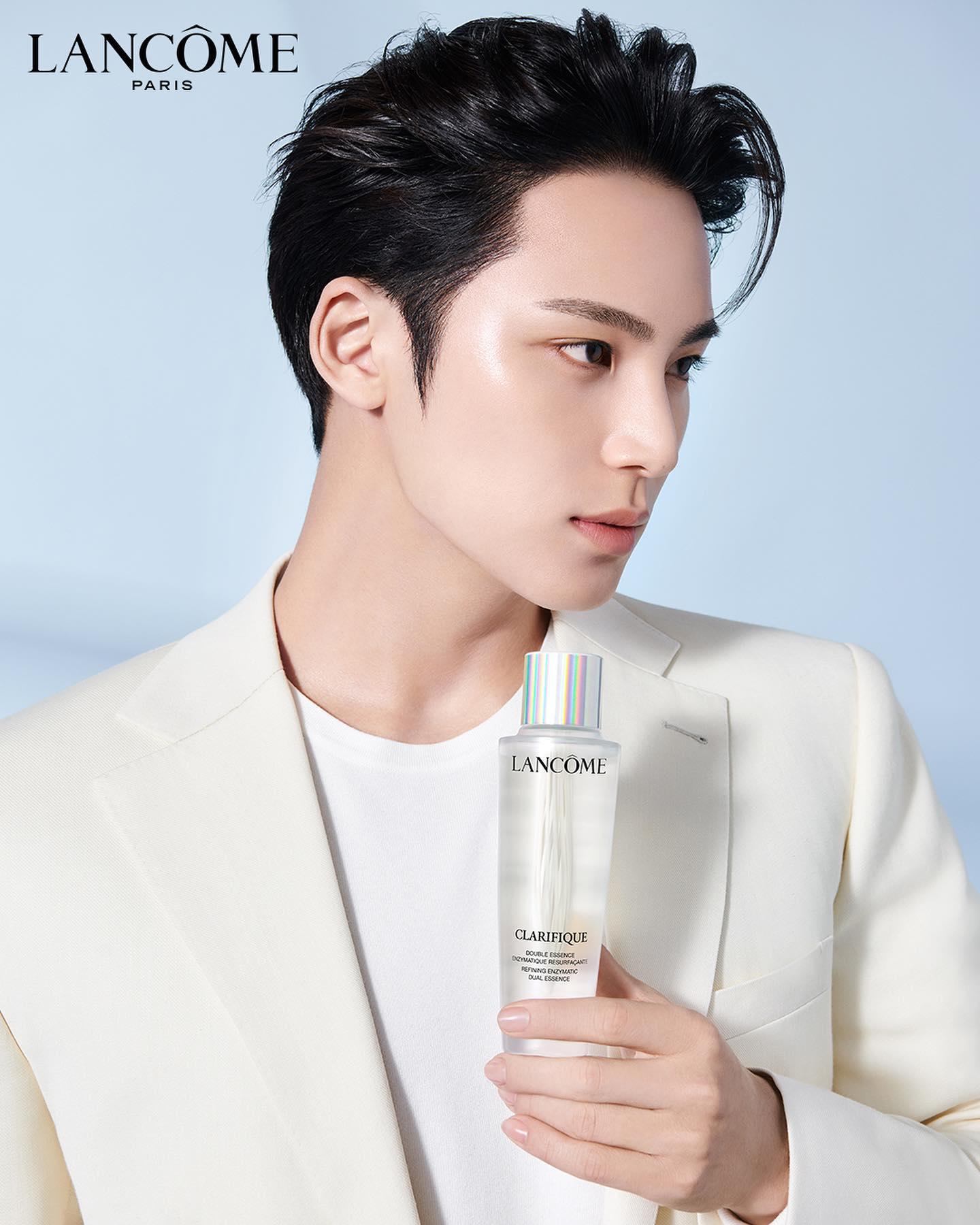 빛나는 조각 비주얼🤍세븐틴 민규⁣
맑고 투명한 피부 따라해💙랑콤 클라리피끄 듀얼 에센스 #광고 이미지4
