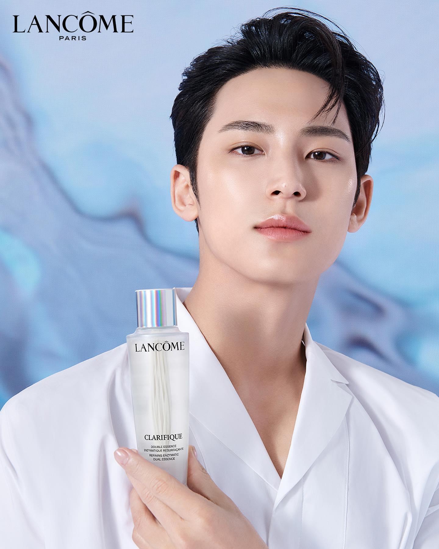 빛나는 조각 비주얼🤍세븐틴 민규⁣
맑고 투명한 피부 따라해💙랑콤 클라리피끄 듀얼 에센스 #광고 이미지6