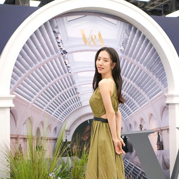 영국 V&A 뮤지엄 느낌🇬🇧👩🏻‍🎨맛집
더현대서울 V&A 팝업스토어 x 우주소녀 보나💚🖤구경 #광고 이미지1