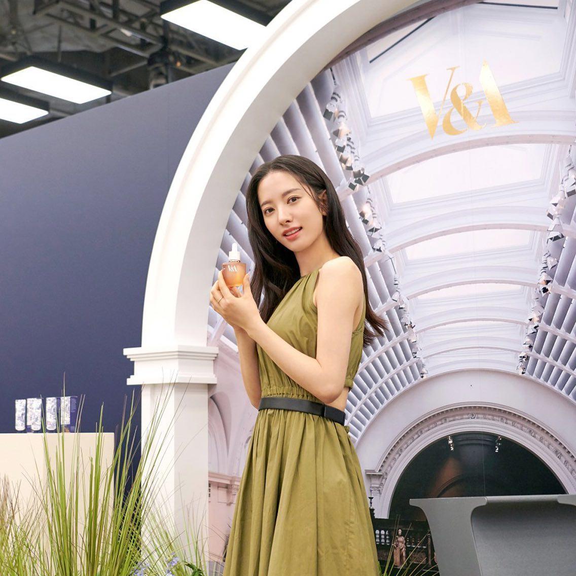영국 V&A 뮤지엄 느낌🇬🇧👩🏻‍🎨맛집
더현대서울 V&A 팝업스토어 x 우주소녀 보나💚🖤구경 #광고 이미지2