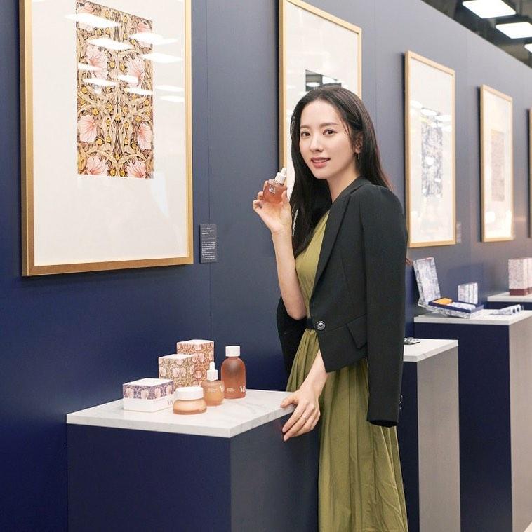 영국 V&A 뮤지엄 느낌🇬🇧👩🏻‍🎨맛집
더현대서울 V&A 팝업스토어 x 우주소녀 보나💚🖤구경 #광고 이미지4