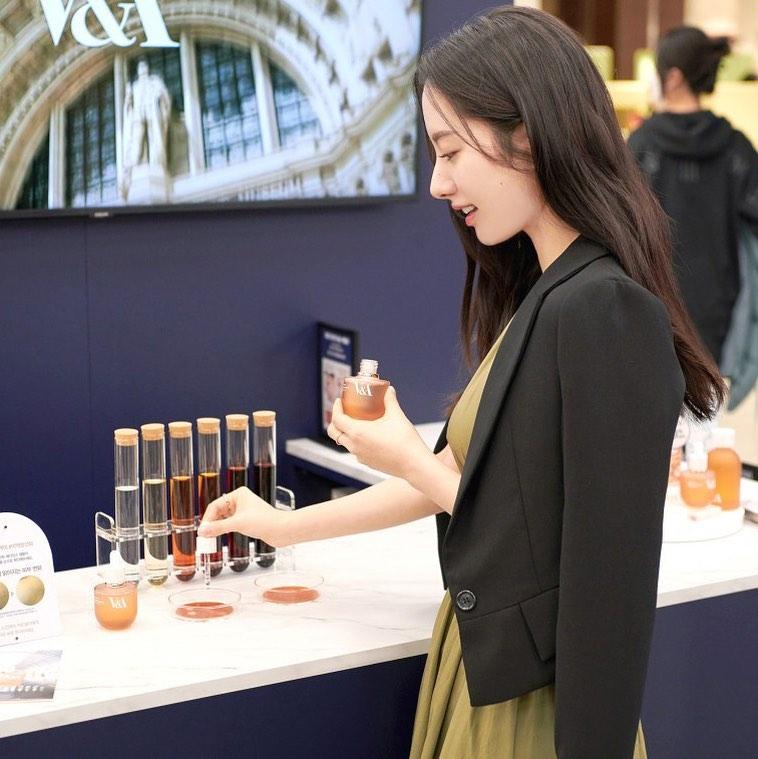 영국 V&A 뮤지엄 느낌🇬🇧👩🏻‍🎨맛집
더현대서울 V&A 팝업스토어 x 우주소녀 보나💚🖤구경 #광고 이미지5