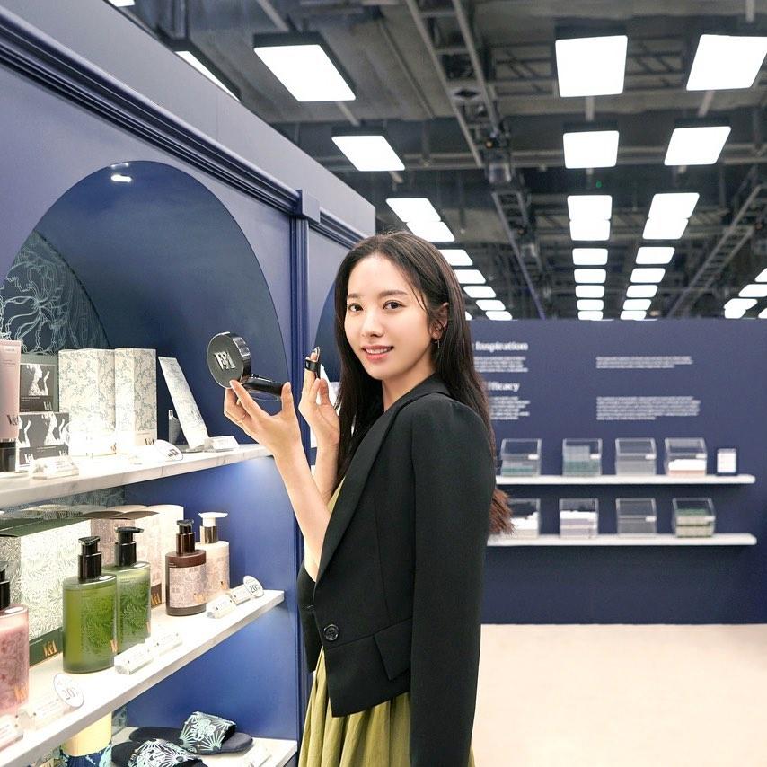영국 V&A 뮤지엄 느낌🇬🇧👩🏻‍🎨맛집
더현대서울 V&A 팝업스토어 x 우주소녀 보나💚🖤구경 #광고 이미지6