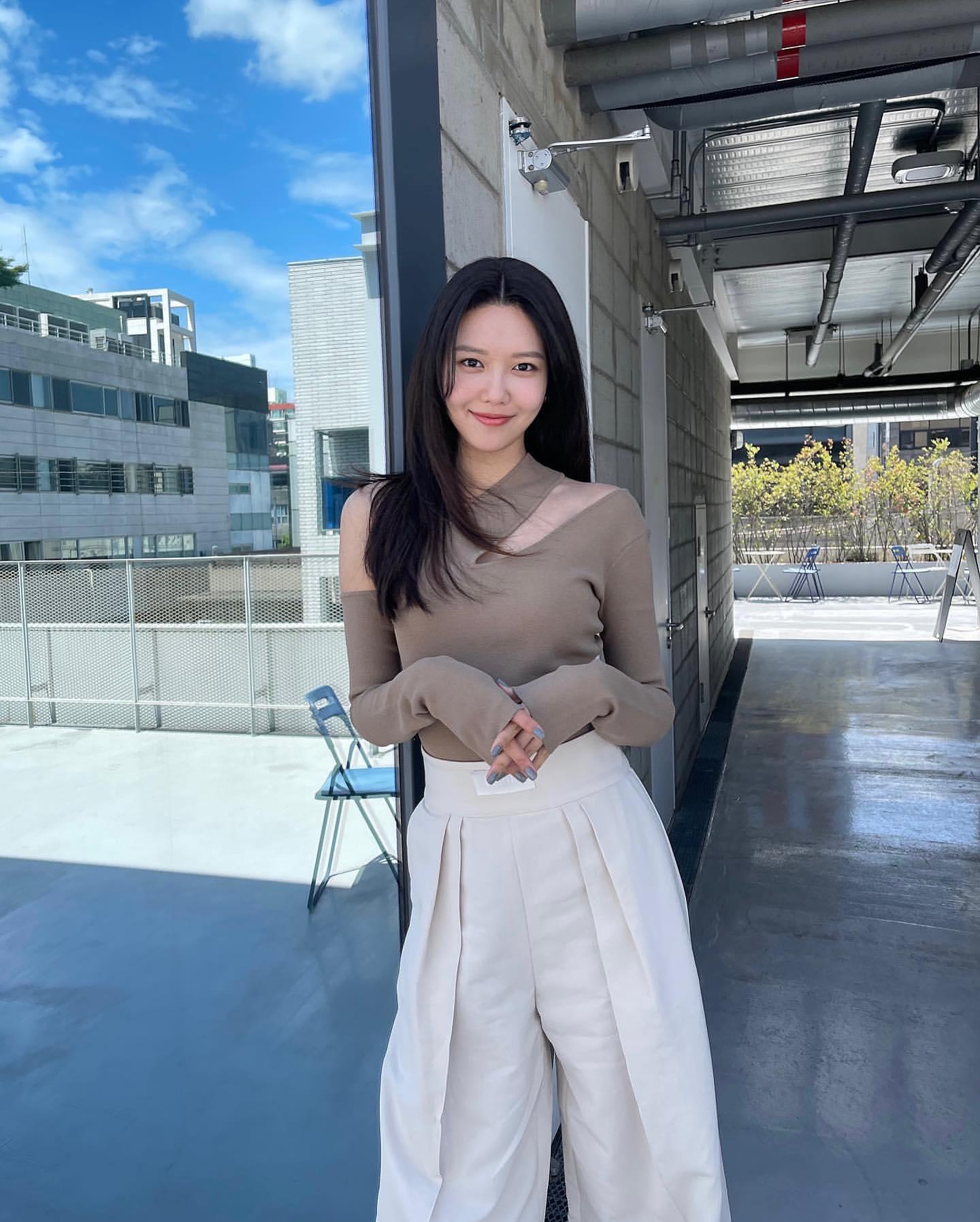 수영언니 간절기 옷태🖤💛참고해 이미지9