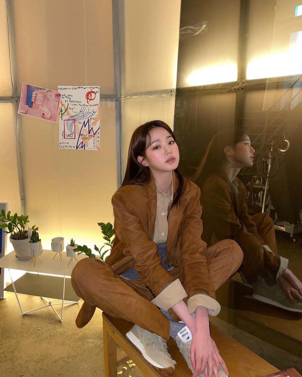 미우미우 입은 장원영 @요정🤎 이미지"