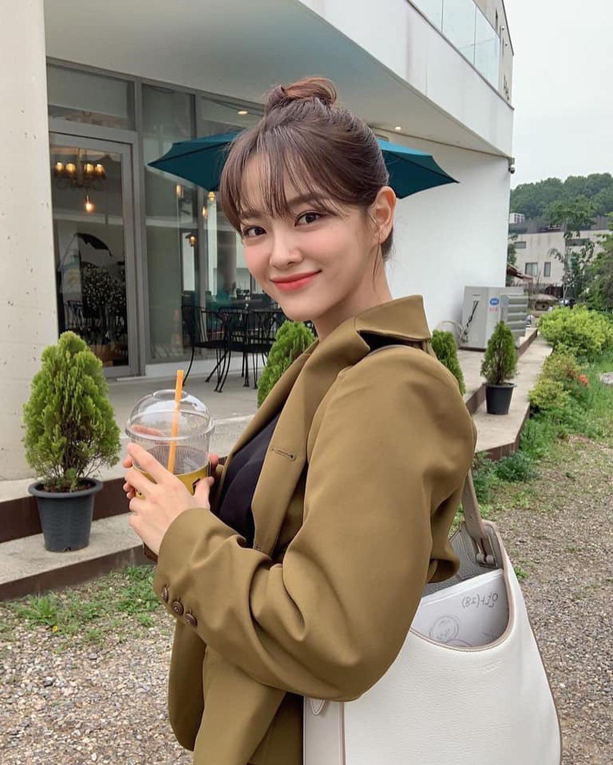 요즘 매력 터지는 김세정@일상💚 이미지"