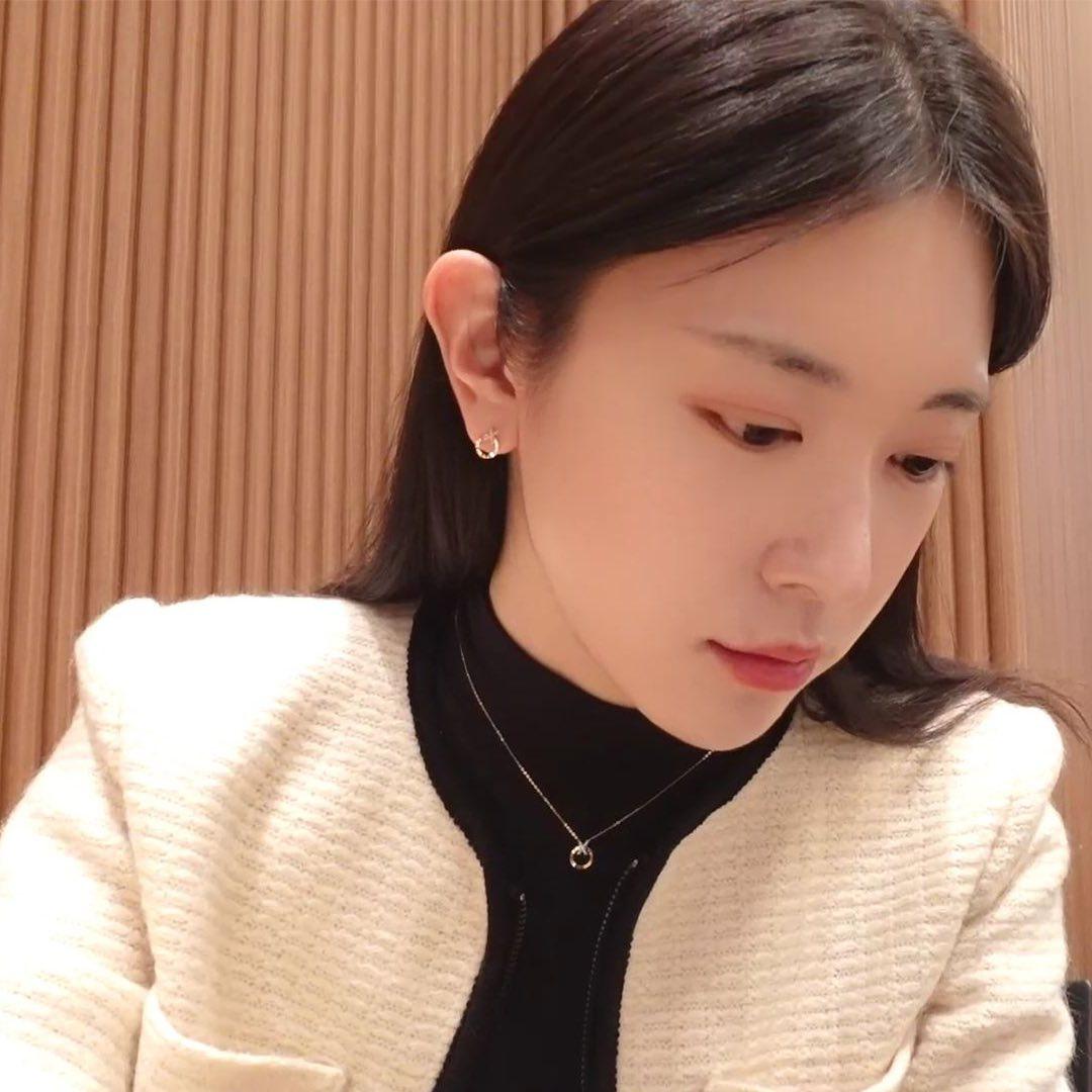 넘예쁜 유혜주 언니💚🤍데이트룩 
봄 주얼리 포인트💎💍스톤헨지 XOXO @참고해 #광고 이미지1