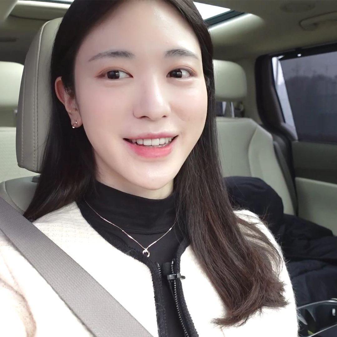넘예쁜 유혜주 언니💚🤍데이트룩 
봄 주얼리 포인트💎💍스톤헨지 XOXO @참고해 #광고 이미지2