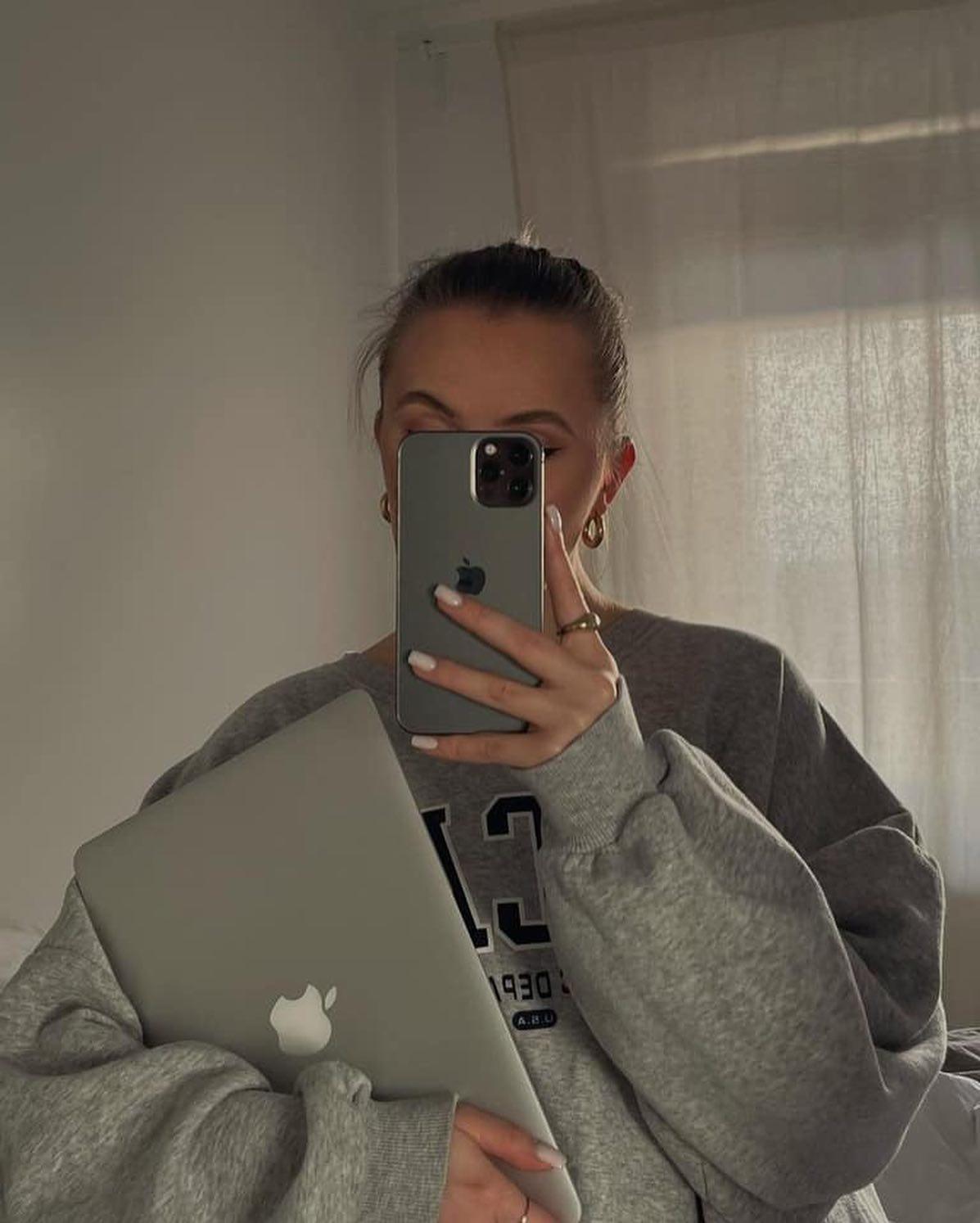 데일리룩에 맥북 갬성 한스푼💻🖤 이미지1