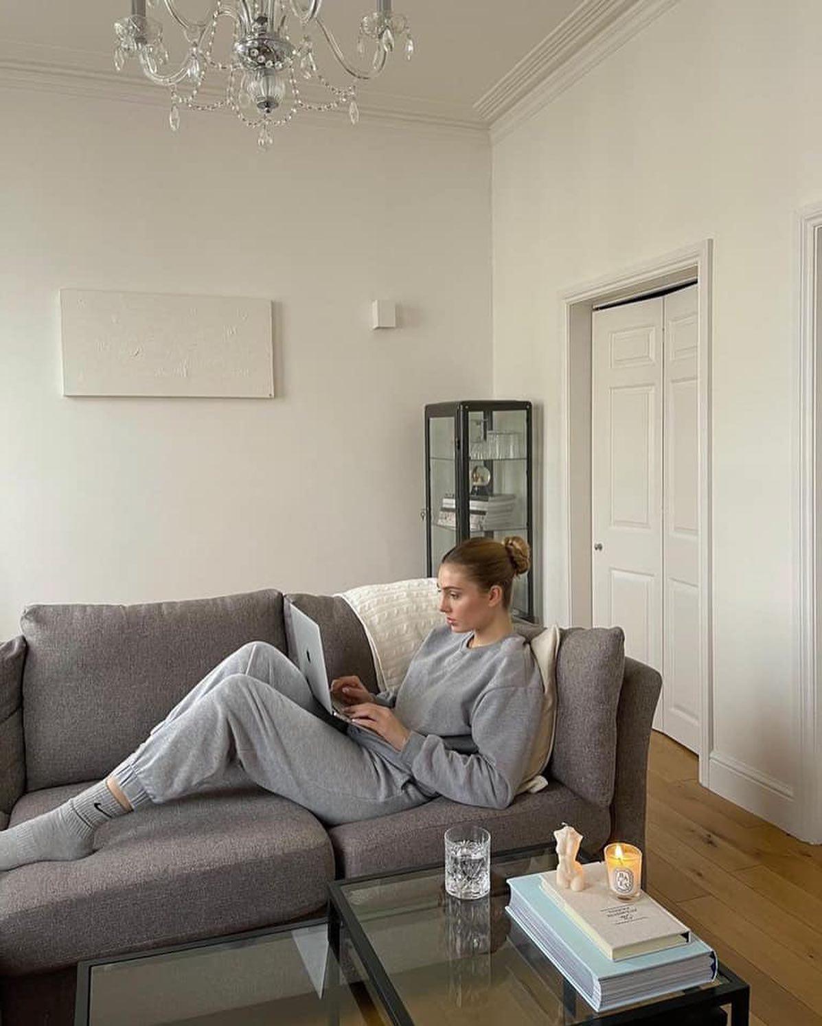 데일리룩에 맥북 갬성 한스푼💻🖤 이미지2