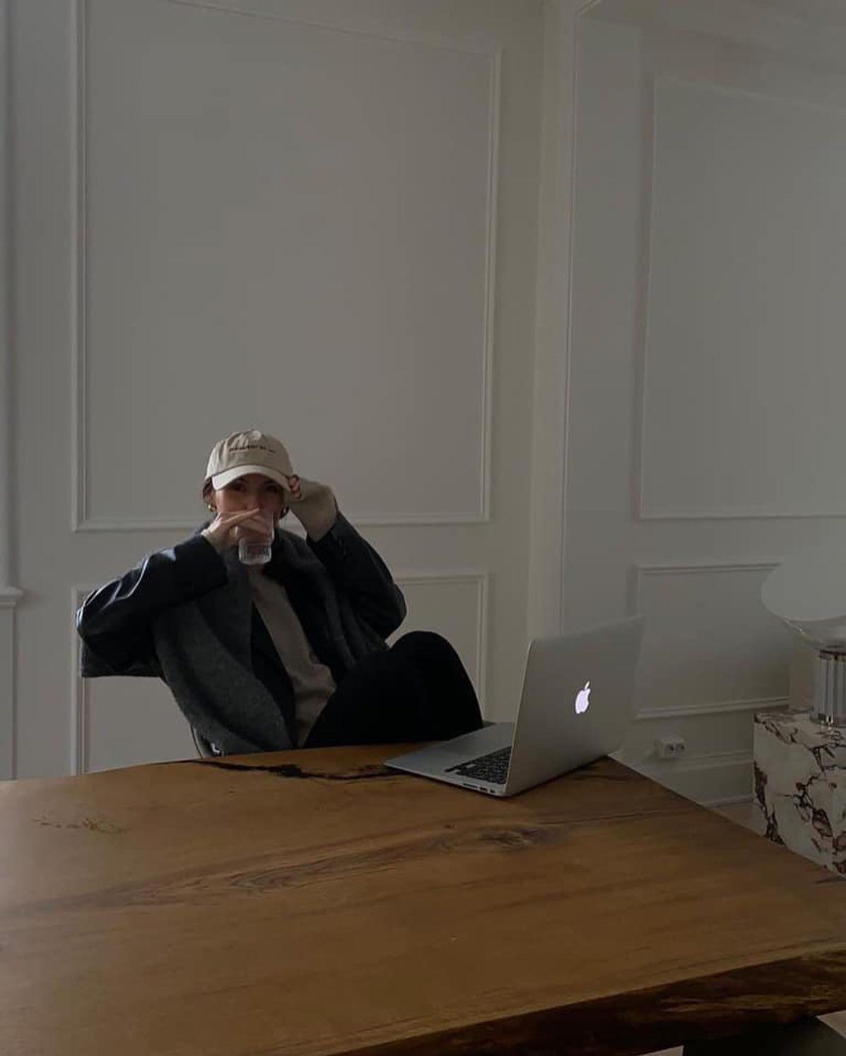 데일리룩에 맥북 갬성 한스푼💻🖤 이미지3