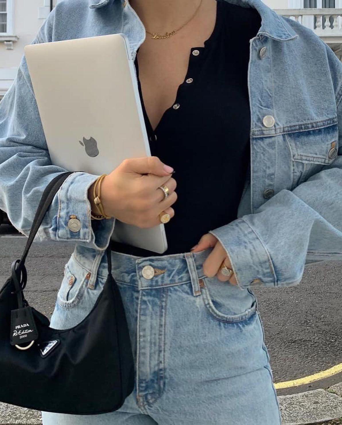 데일리룩에 맥북 갬성 한스푼💻🖤 이미지4