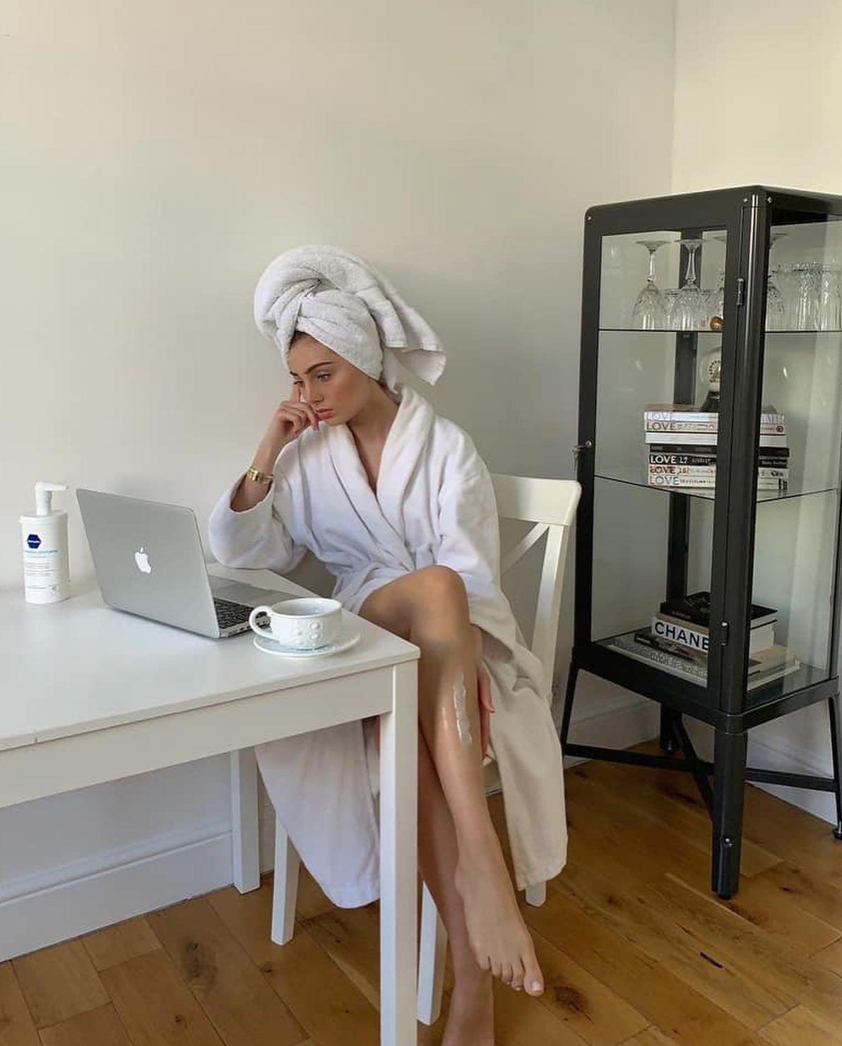 데일리룩에 맥북 갬성 한스푼💻🖤 이미지6