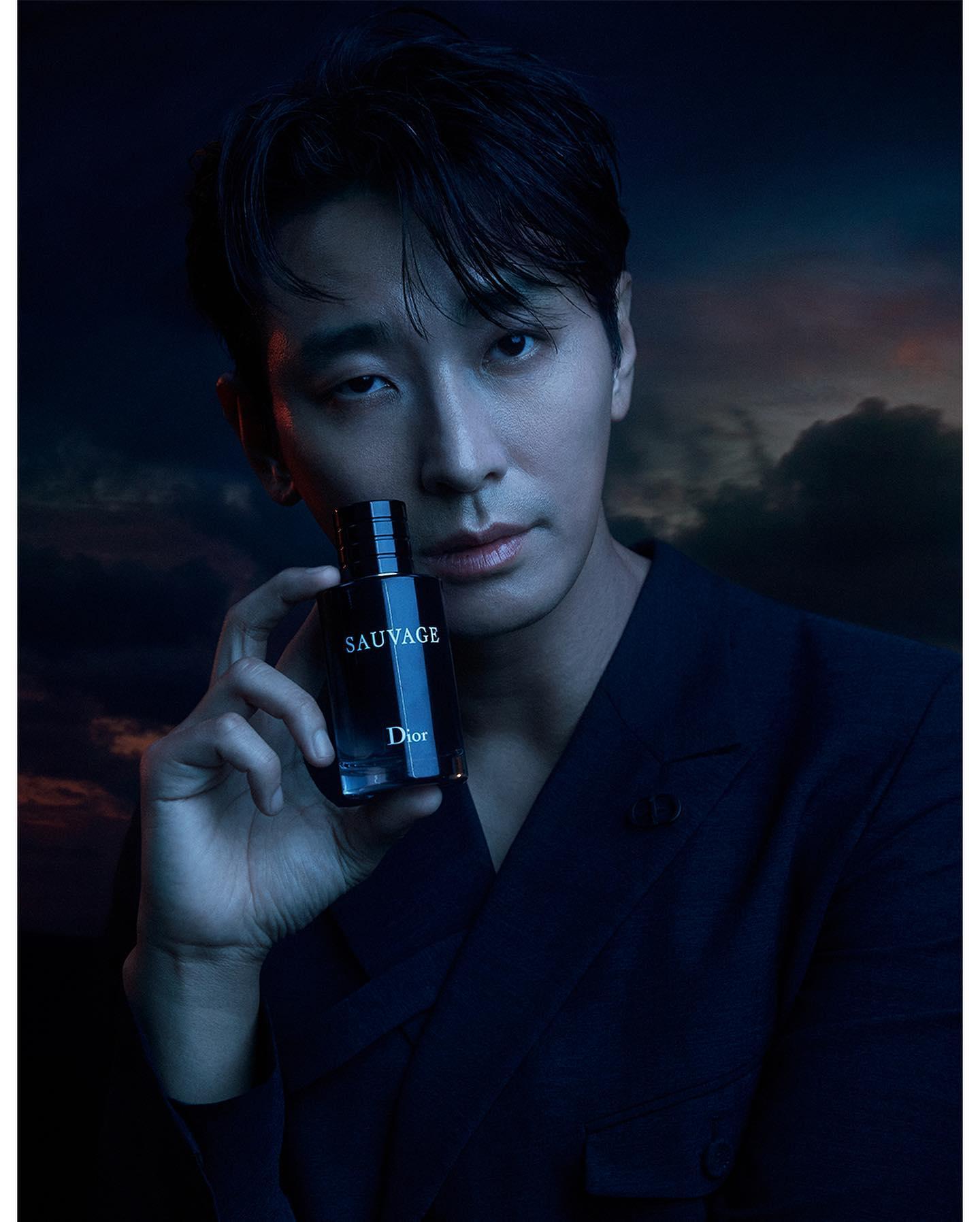 #광고 이국적인 세계로의 초대⁣
강렬하고 상쾌한 향으로 표현한 대담한 남성성 #디올소바쥬⁣
⁣
이미지 출처 : ⓒESQUIREKOREA 에스콰이어 이미지2