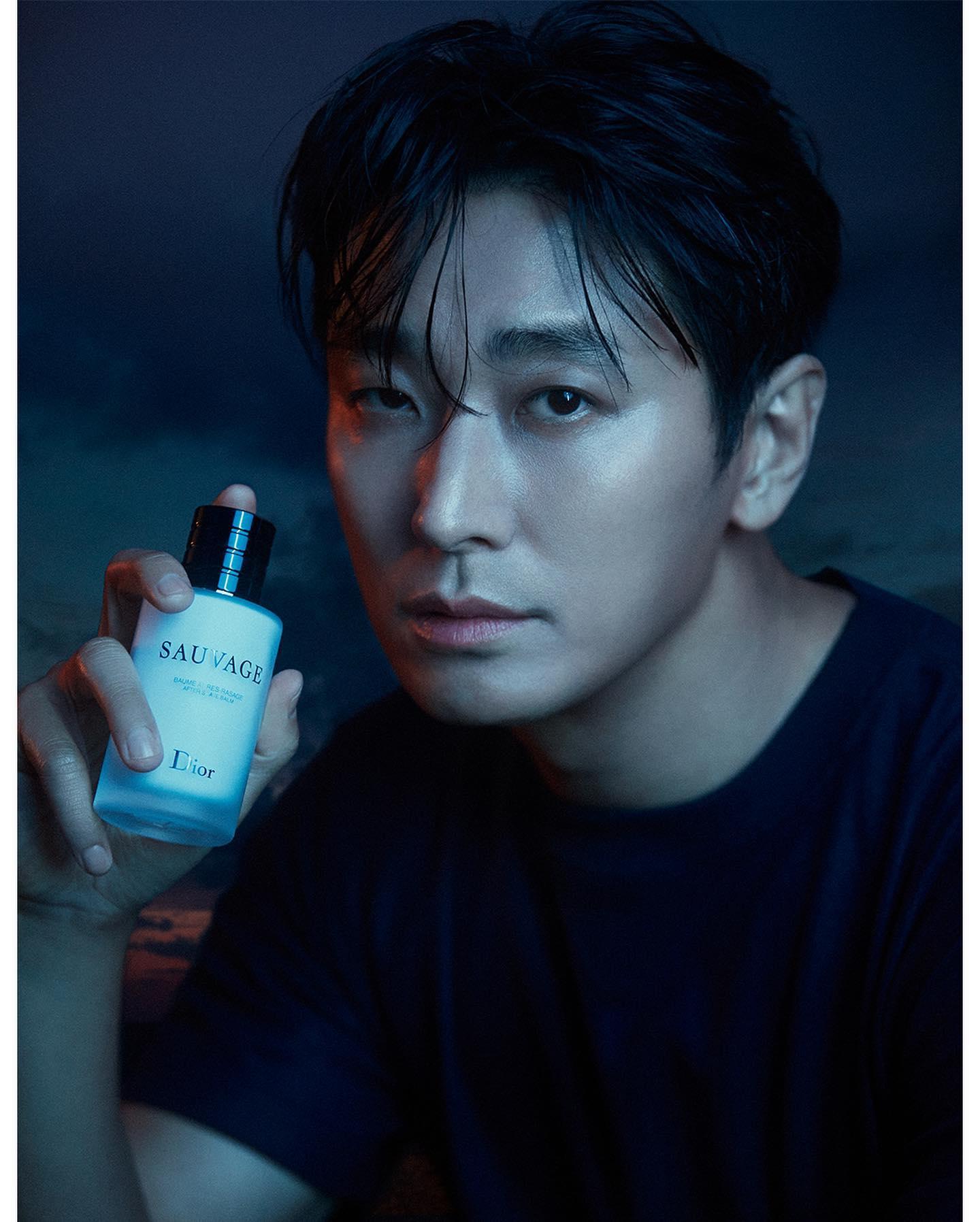 #광고 이국적인 세계로의 초대⁣
강렬하고 상쾌한 향으로 표현한 대담한 남성성 #디올소바쥬⁣
⁣
이미지 출처 : ⓒESQUIREKOREA 에스콰이어 이미지5