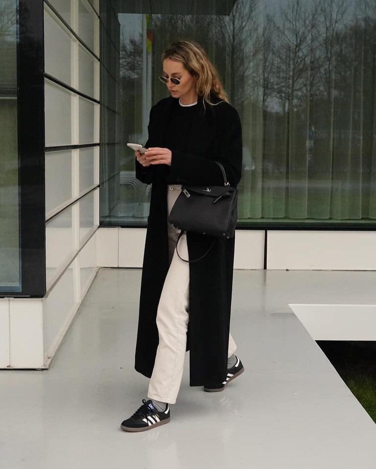 블랙 코트로 존버🖤🕵🏻‍♀️ 이미지3