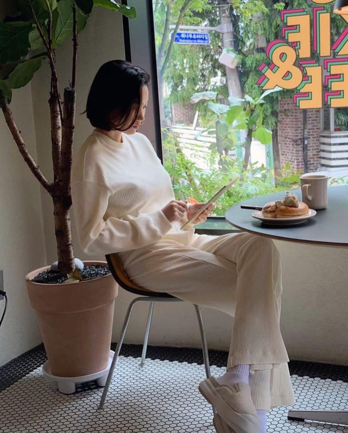 우아한 윤주언니 일상룩🖤 이미지3